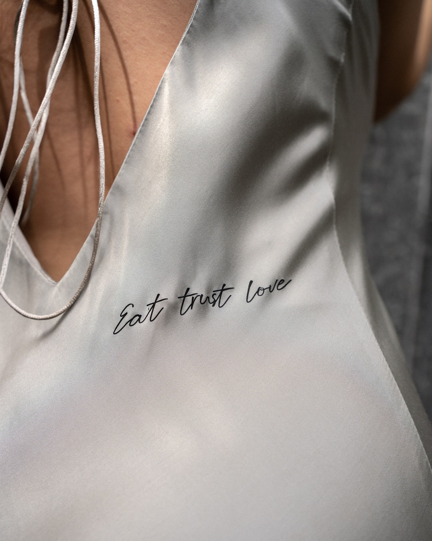 Сукня оливкова з татуюванням на спинці “Eat.Trust.Love” - Зображення 3
